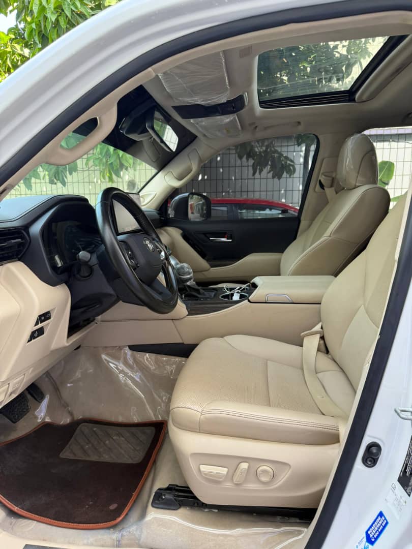 Toyota LC300 vue avant