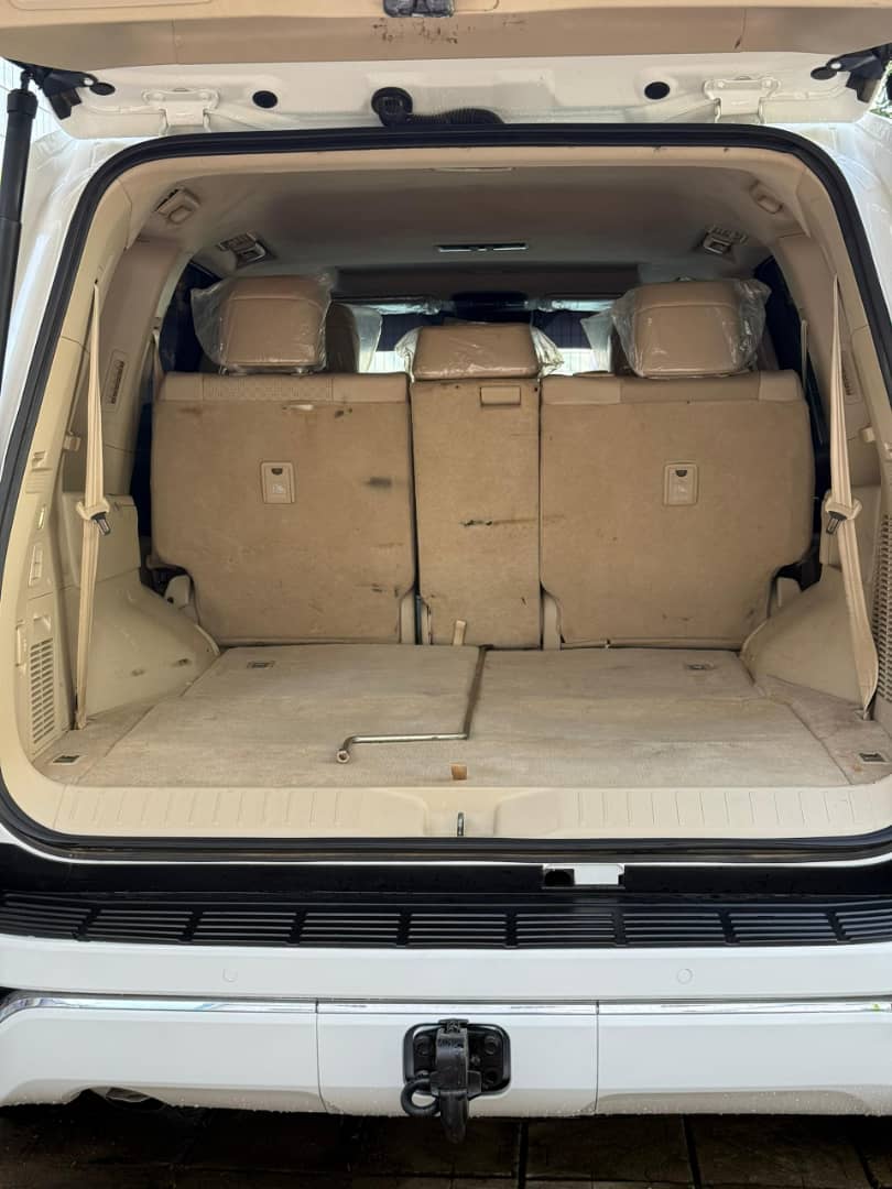 Toyota LC300 intérieur