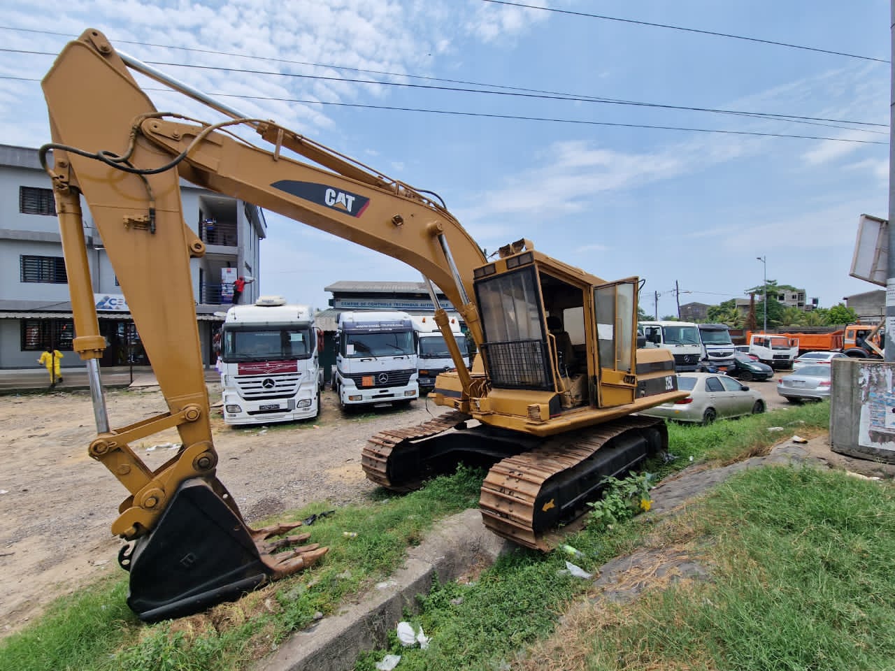 CAT 325L vue de face